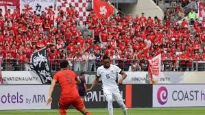 茵曼：“鲍比，你觉得我们应该选谁？”